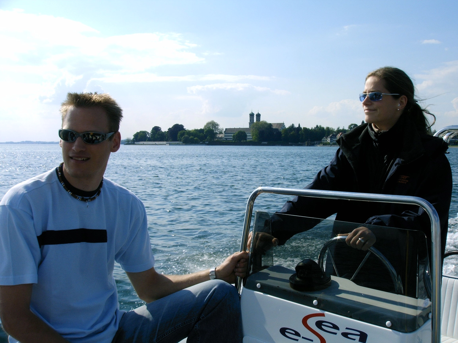 Motorboot-u. Segelschule Ravensburg - Wassersportausbildung und lizenzierung - Zwei Personen genießen eine Bootsfahrt an einem strahlend sonnigen Tag.